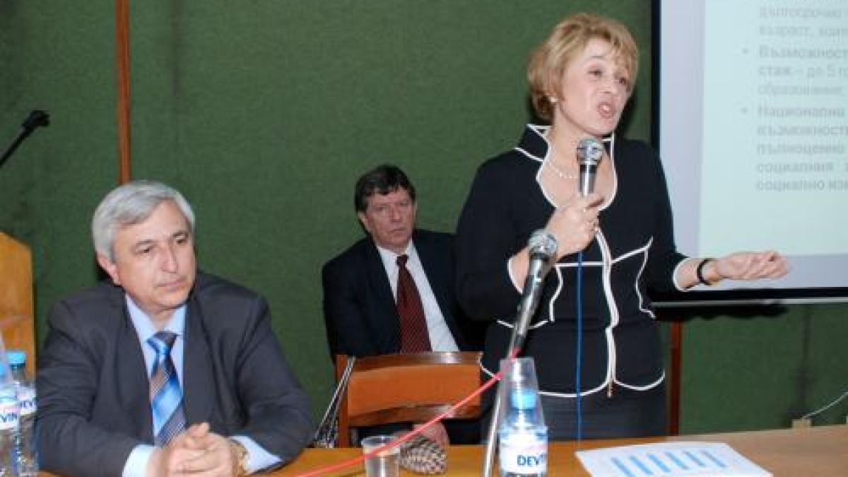Масларова обещава море на пенсионерите в Хасково 