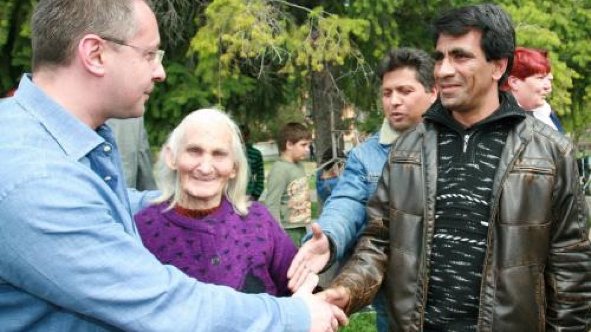 Станишев поздрави ромите за празника 