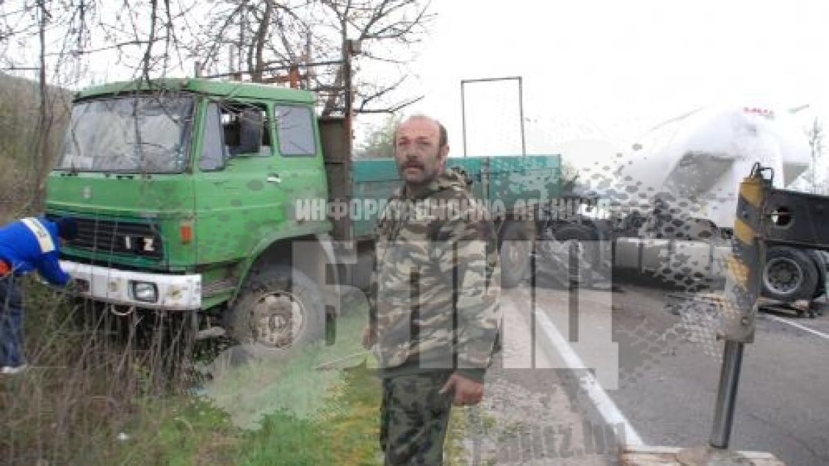 Бетоновоз се натресе в камион