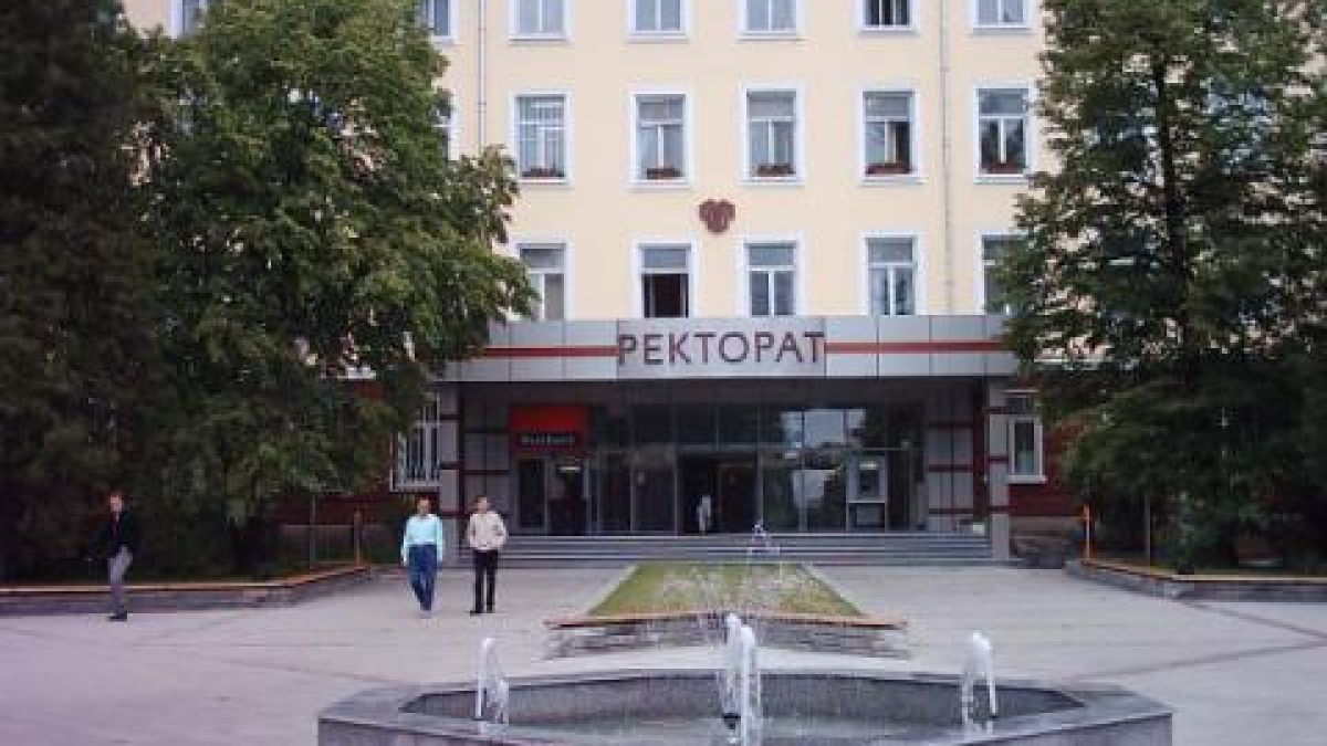 Студенти  уволниха банката си