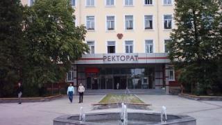 Студенти  уволниха банката си
