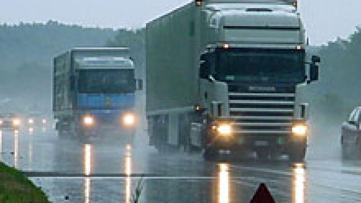 ТИР отнесе бариера на бензиностанция