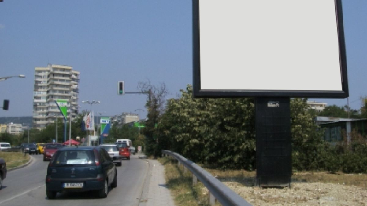 Двама загинаха след удар в билборд 