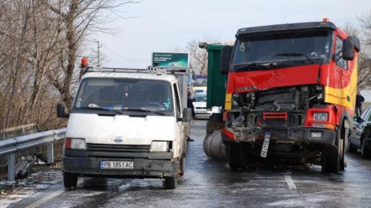Няма пострадали хора в преобърналия се ТИР край Бяла
