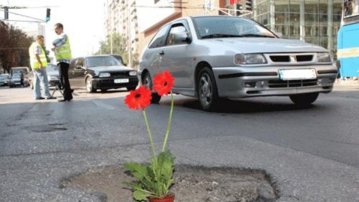 Израелци кърпят дупки по улиците за по 2 долара