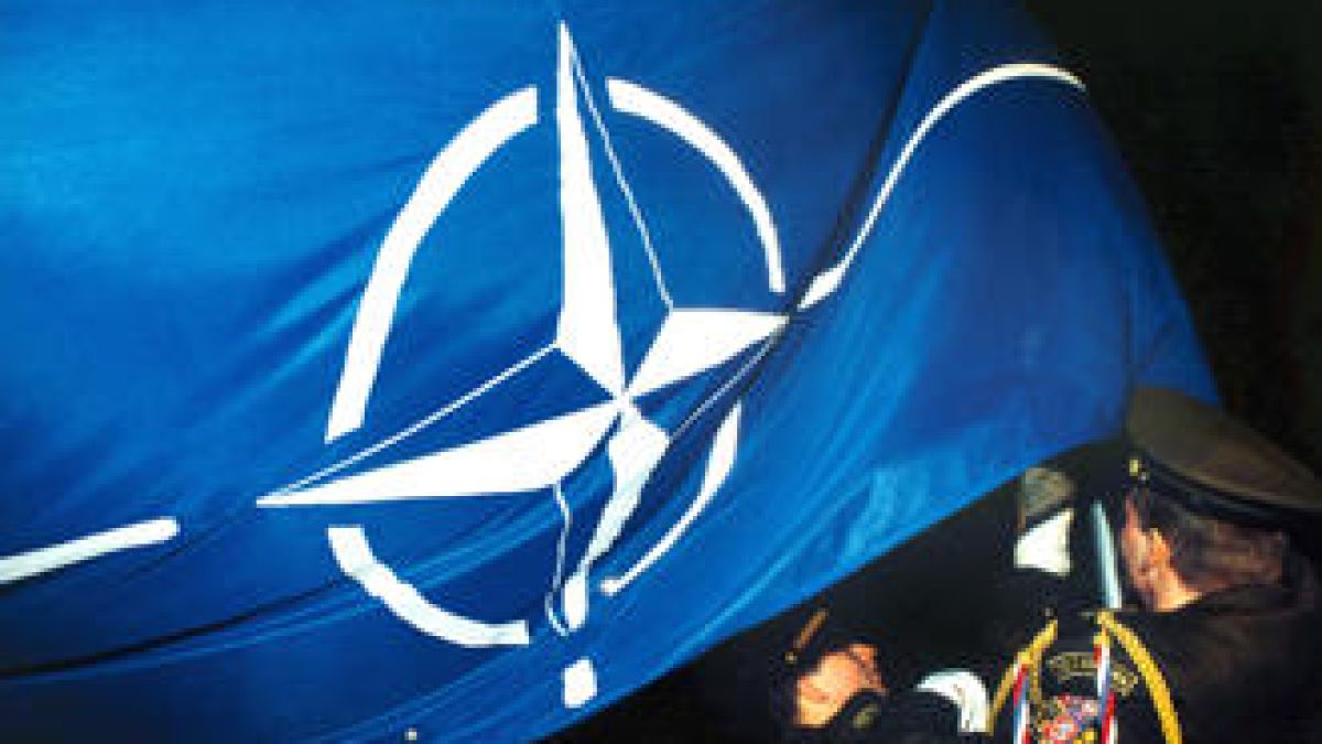 НАТО експулсира двама руски дипломати