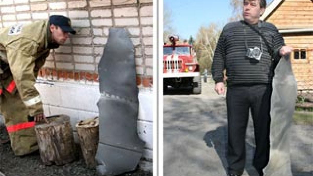 Фрагмент от космическа ракета падна на покрива на жилищна сграда в Алтай