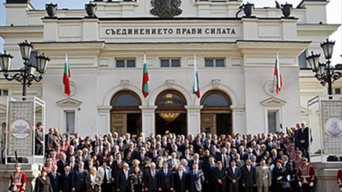 Депутатка тегли заем, дарява вместо парламента