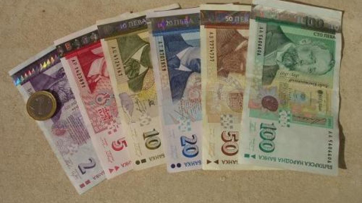 Икономиката се е свила с 3,5% 