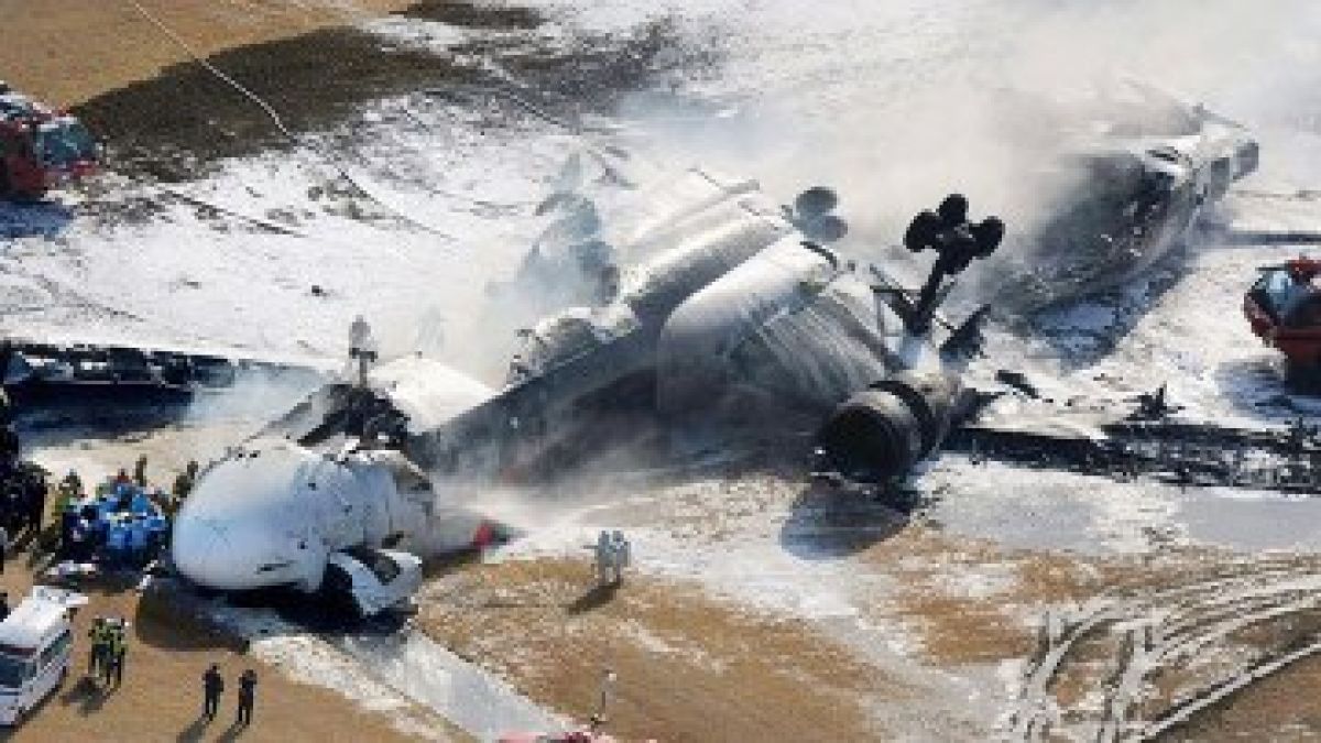 Най-малко 68 души са загинали при катастрофата на военния самолет в Индонезия