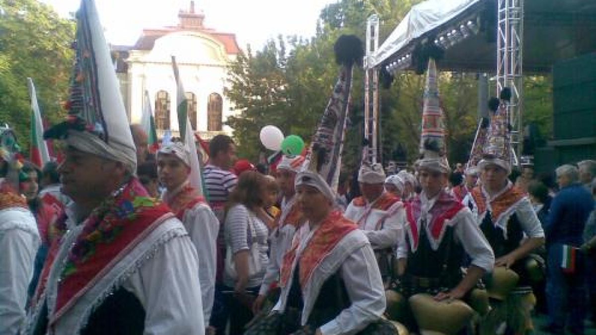 Кукери гониха злите сили за еврокампанията на БСП 