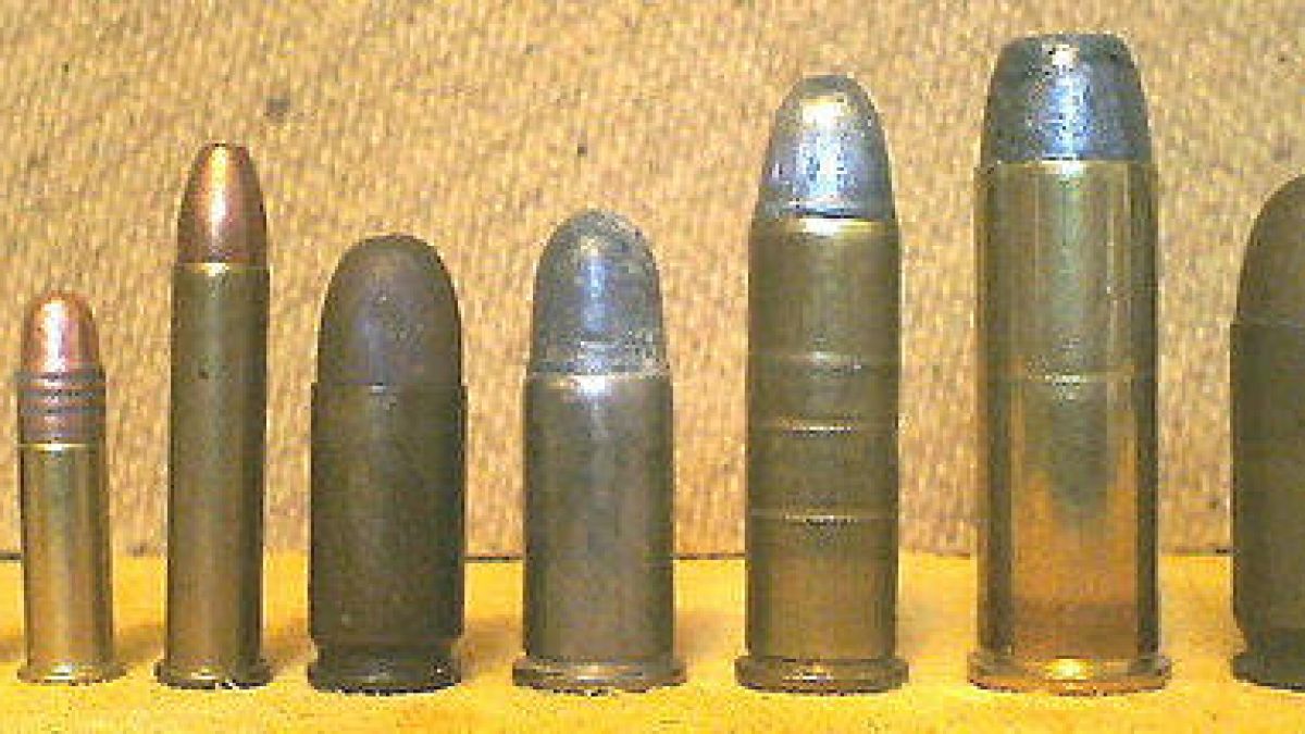 Ученическа чанта тъпкана с боеприпаси