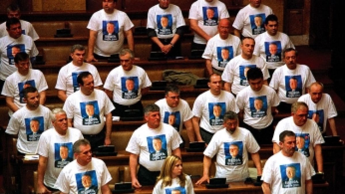 Сръбски депутати: “Байдън, нацистки боклук, върви си в къщи”
