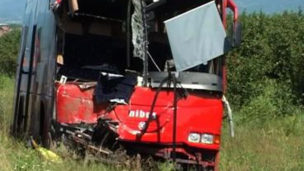 Дете загина, 12 ранени при катастрофа между два автобуса 