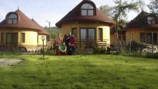 Доцент игра моноспектакъл насред Балкана