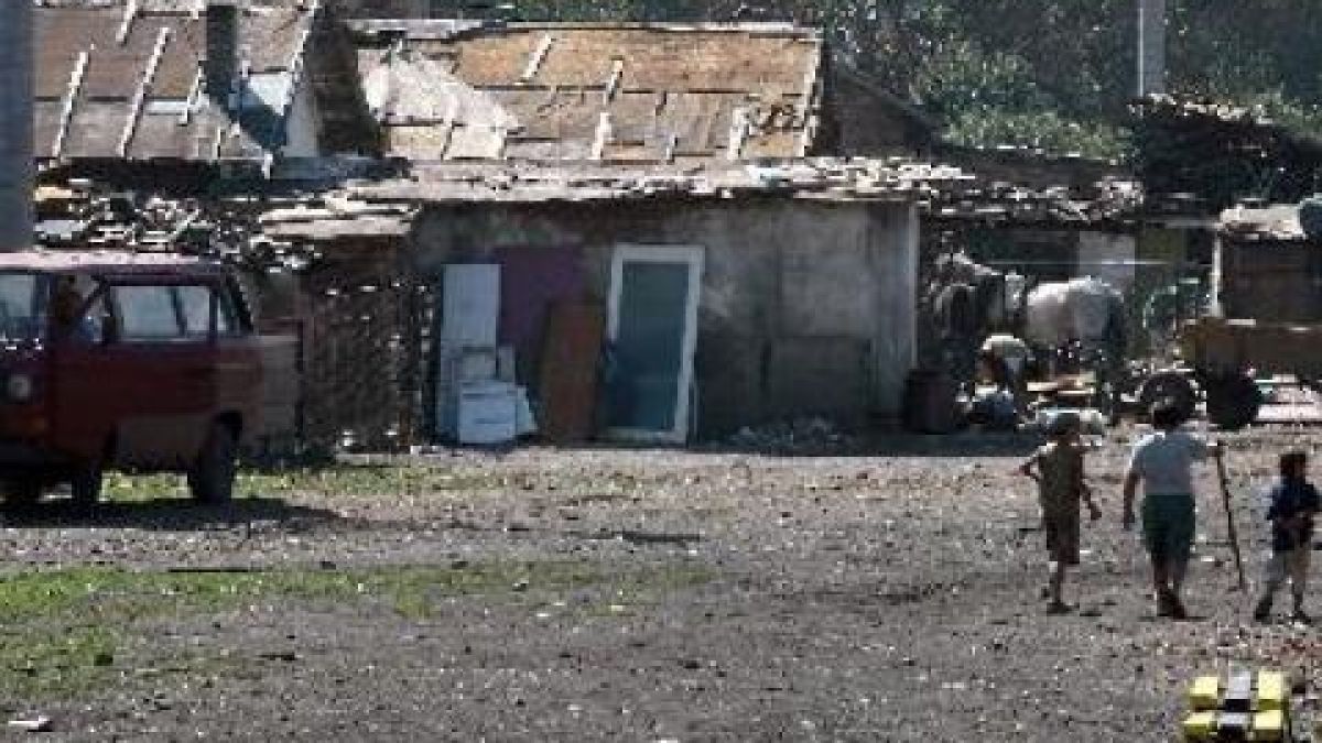Започна събаряне на незаконни постройки в “Столипиново”, ромите плашат да не гласуват
