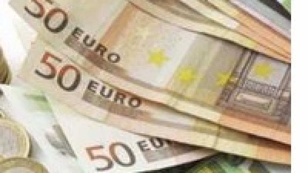 7412 евро месечна заплата за евродепутат