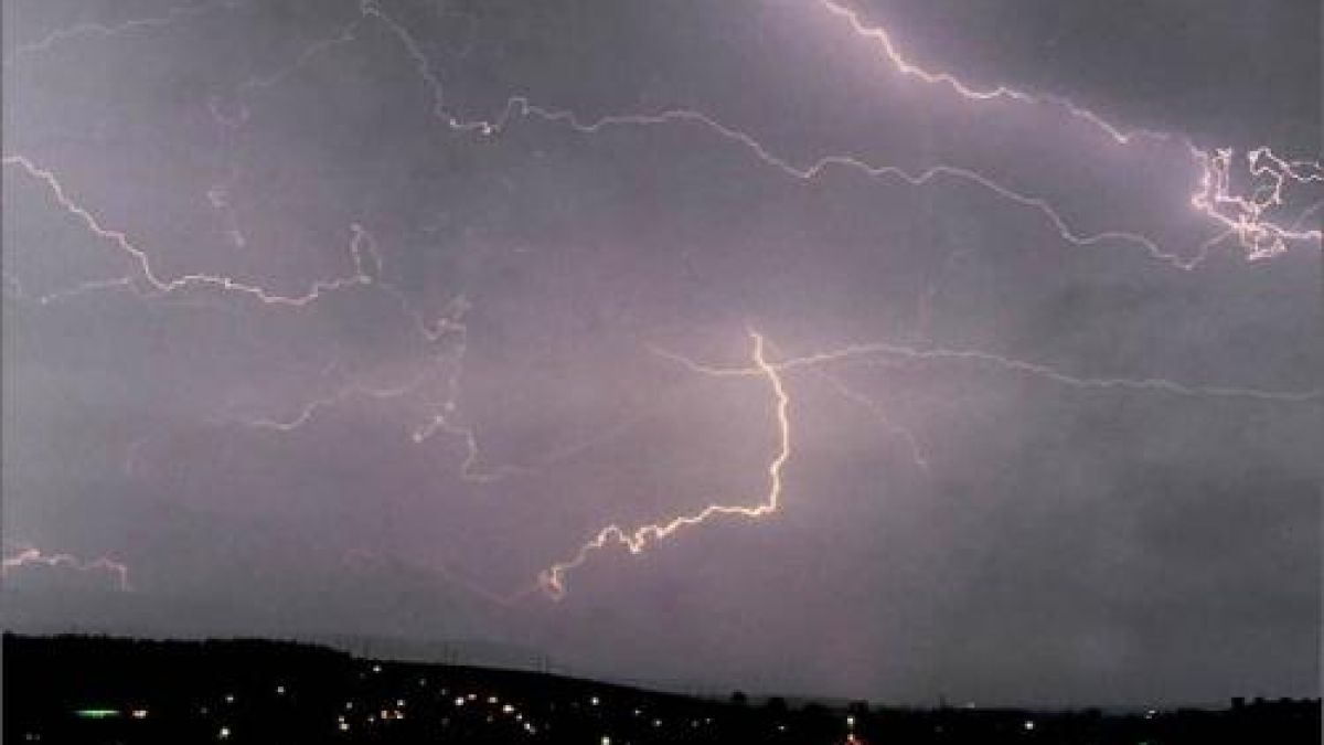 Очакват ни валежи и гръмотевични бури 