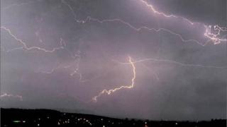 Очакват ни валежи и гръмотевични бури 