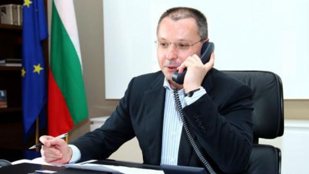 Станишев и Калфин загряха жиците 