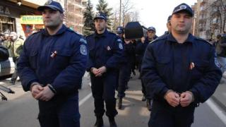15 000 полицаи охраняват изборните секции