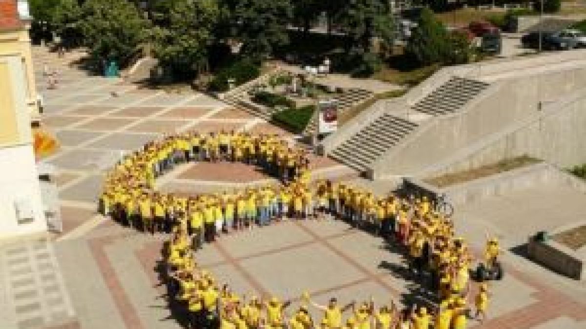 Жива осмица построиха шуменци в центъра на града