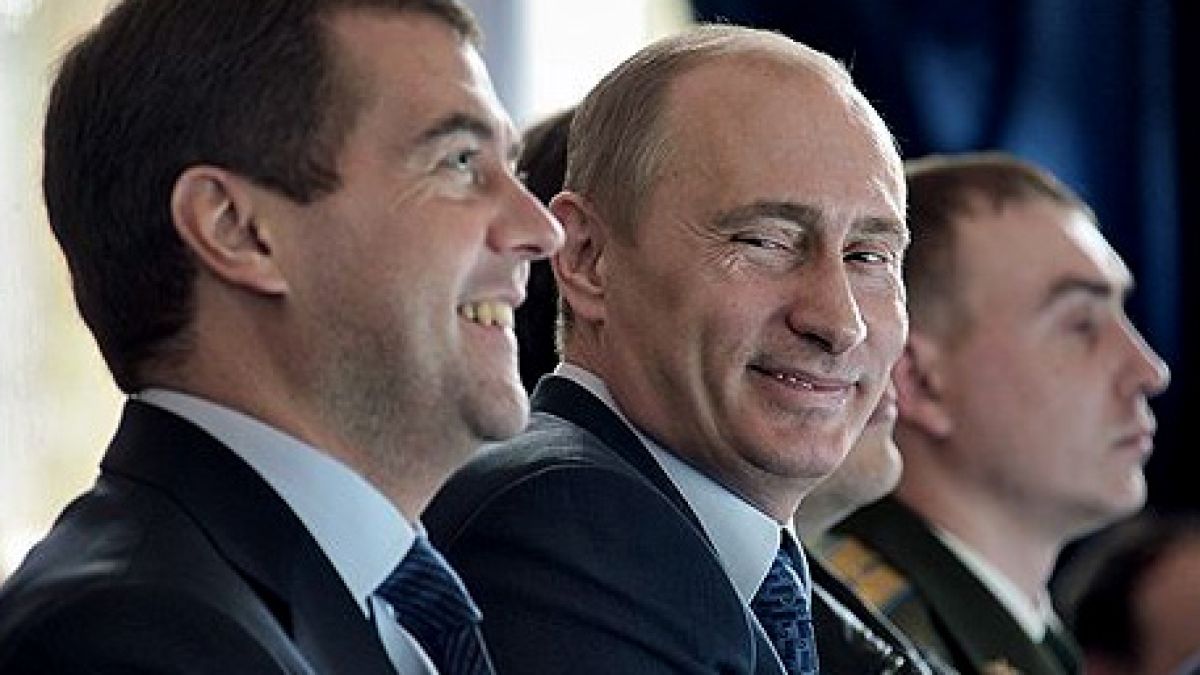 Мнозинството руснаци убедени в дългия живот на тандема Медведев-Путин