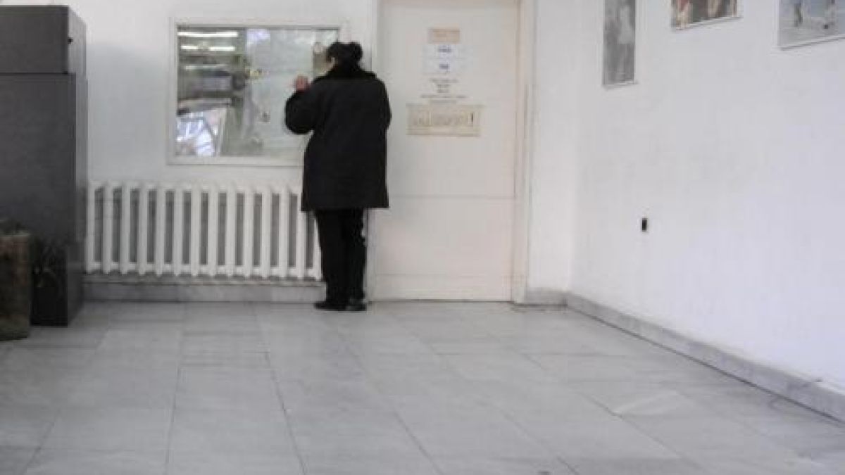 Две деца държат изпит по математика от болничната стая
