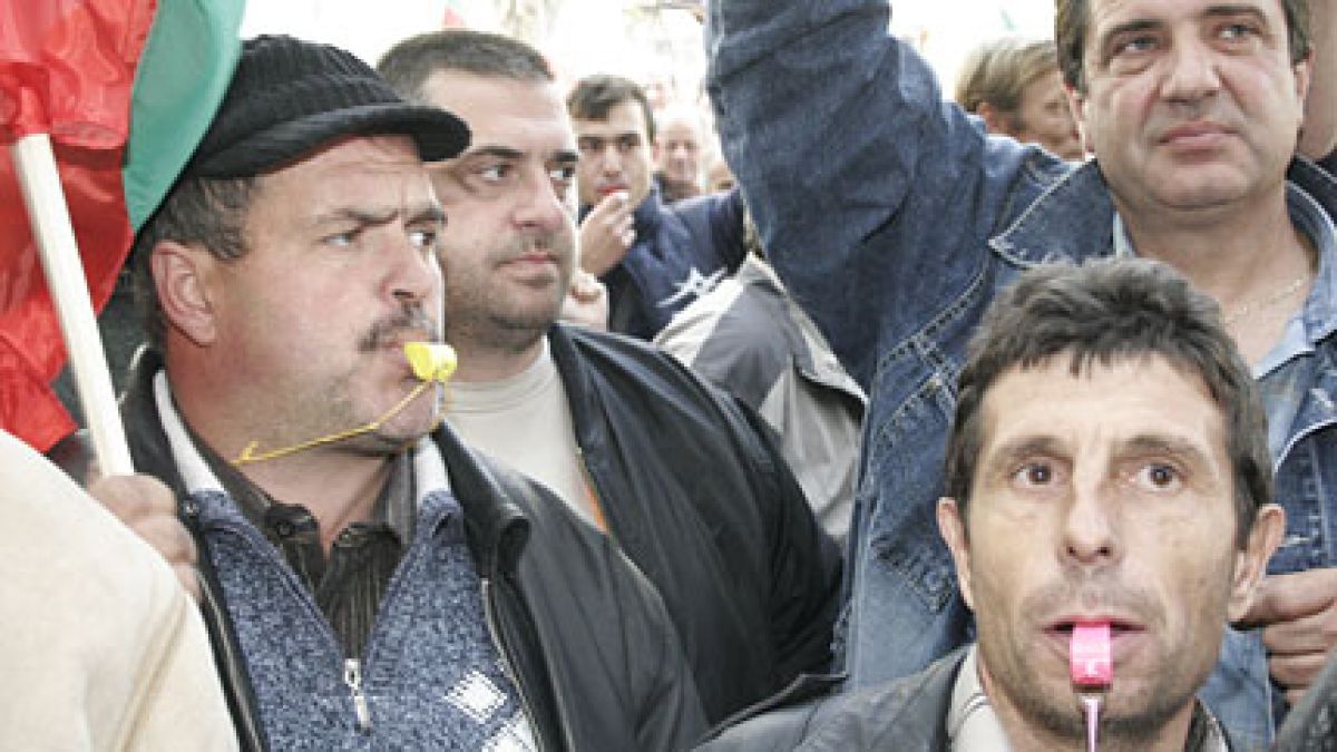 Животновъди блокират кръстовище, искат си парите