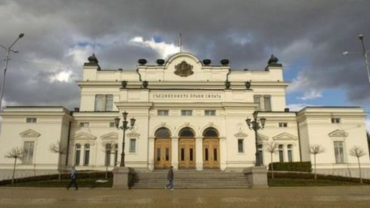 Недоволните българи застават пред урните