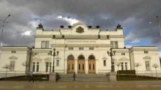 Недоволните българи застават пред урните