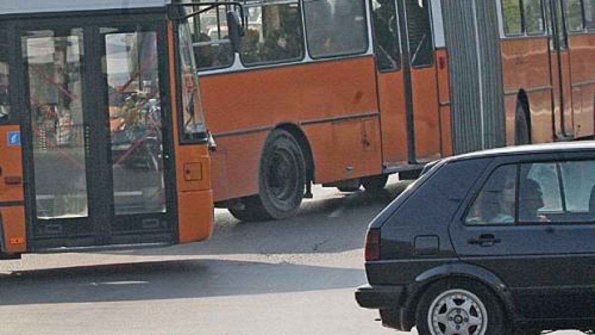 Жена с мозъчно сътресение след падане в автобус