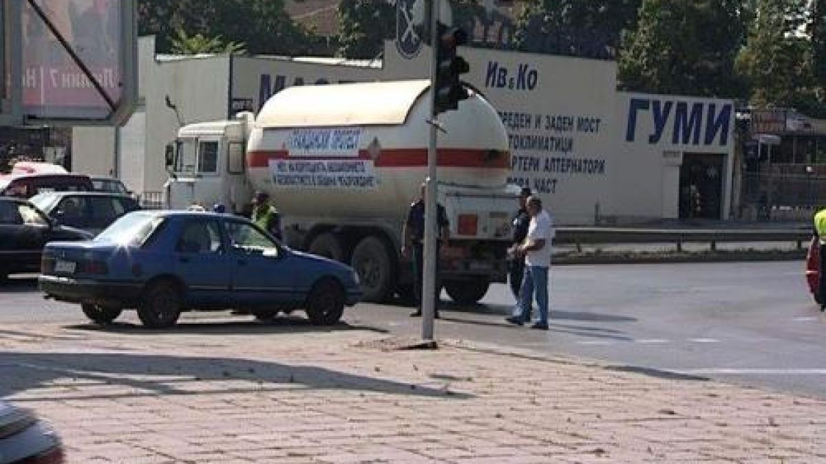 Отчаян хотелиер блокира кръстовище