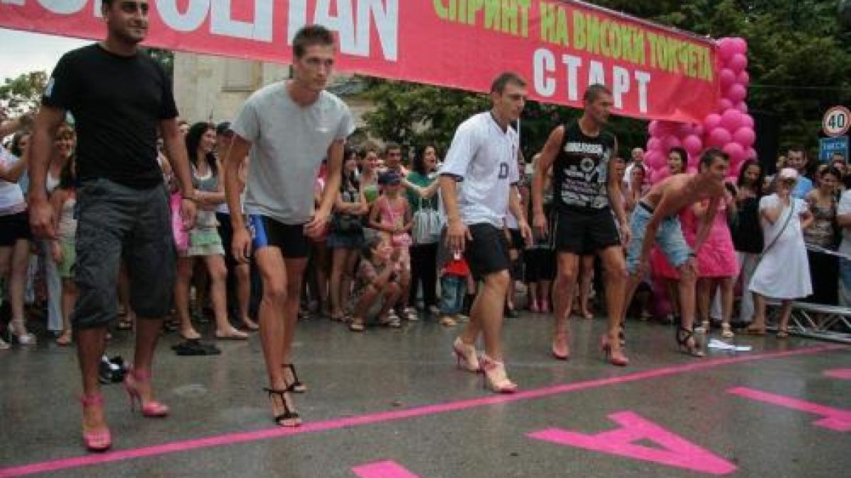И мъже се покачиха на високи токчета във Варна