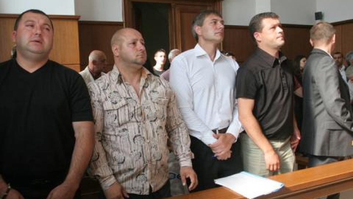 Близките на осъдените за убийството на Чората на протест 

