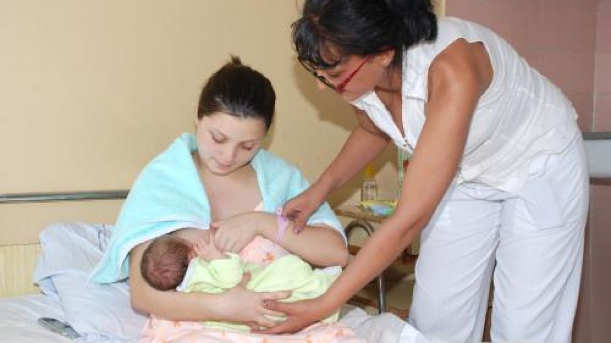Млади майки кърмиха децата си показно
