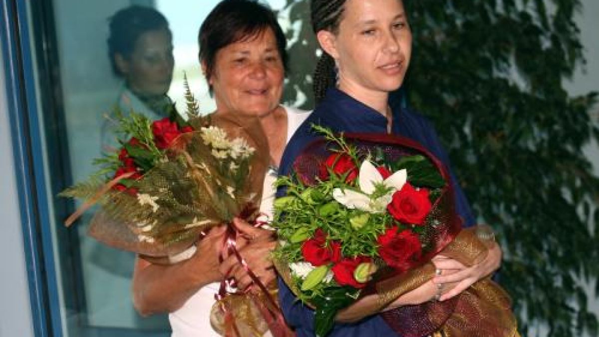 Настаняват завърналата се Данка в министерска база