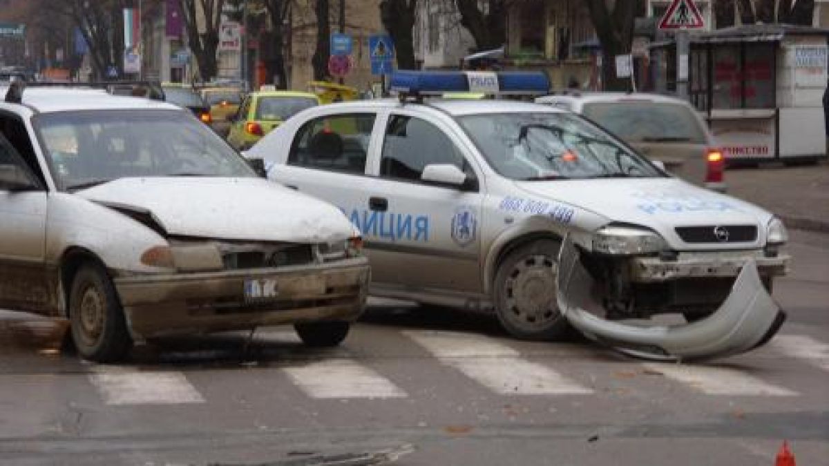 Чукнаха здраво полицейска патрулка в София