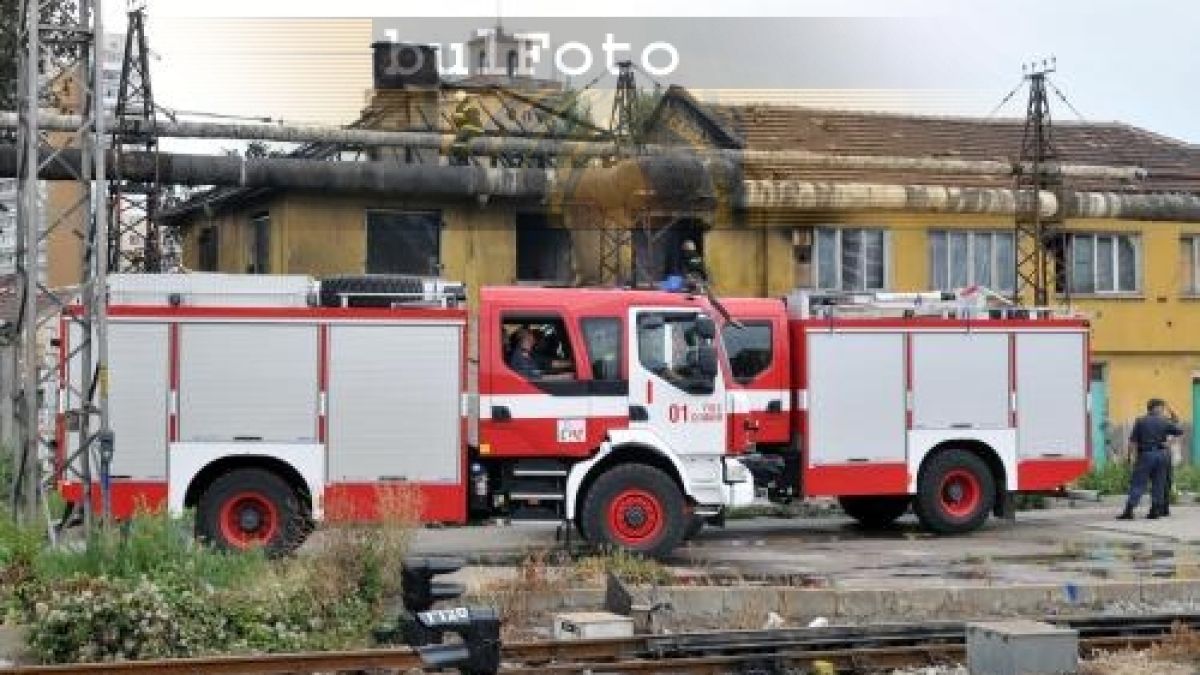 Продължава гасенето на пожара на ромско общежитие в района на “Военна рампа”