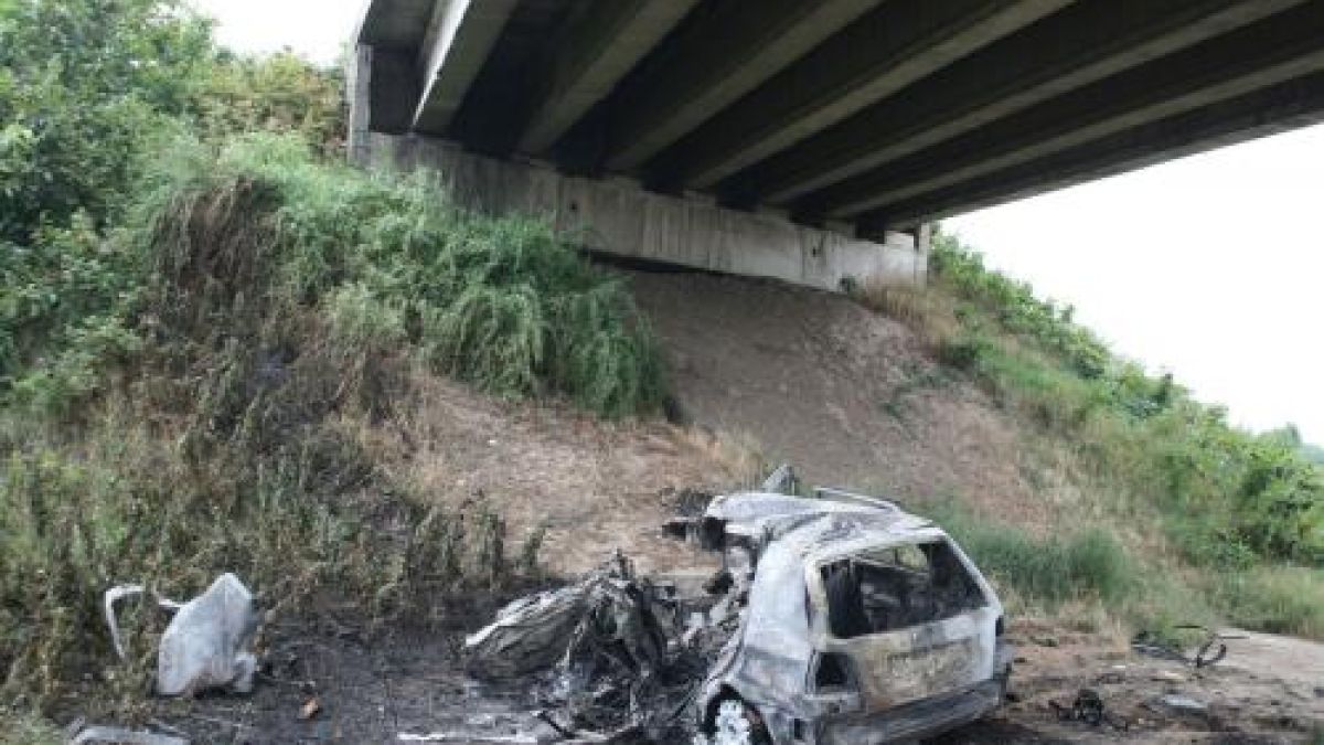 Зарязаха опечен труп 12 часа на пътя