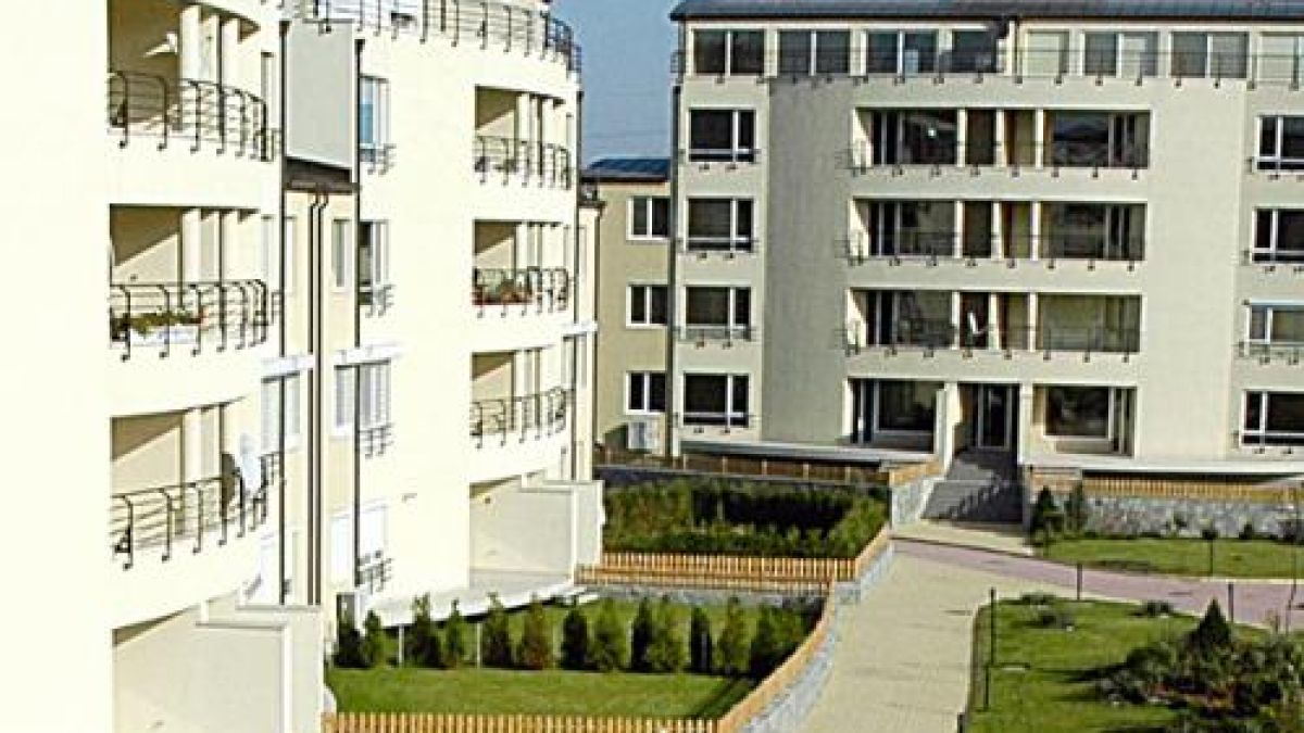 Парична гаранция за единия от арестуваните имотни измамници 