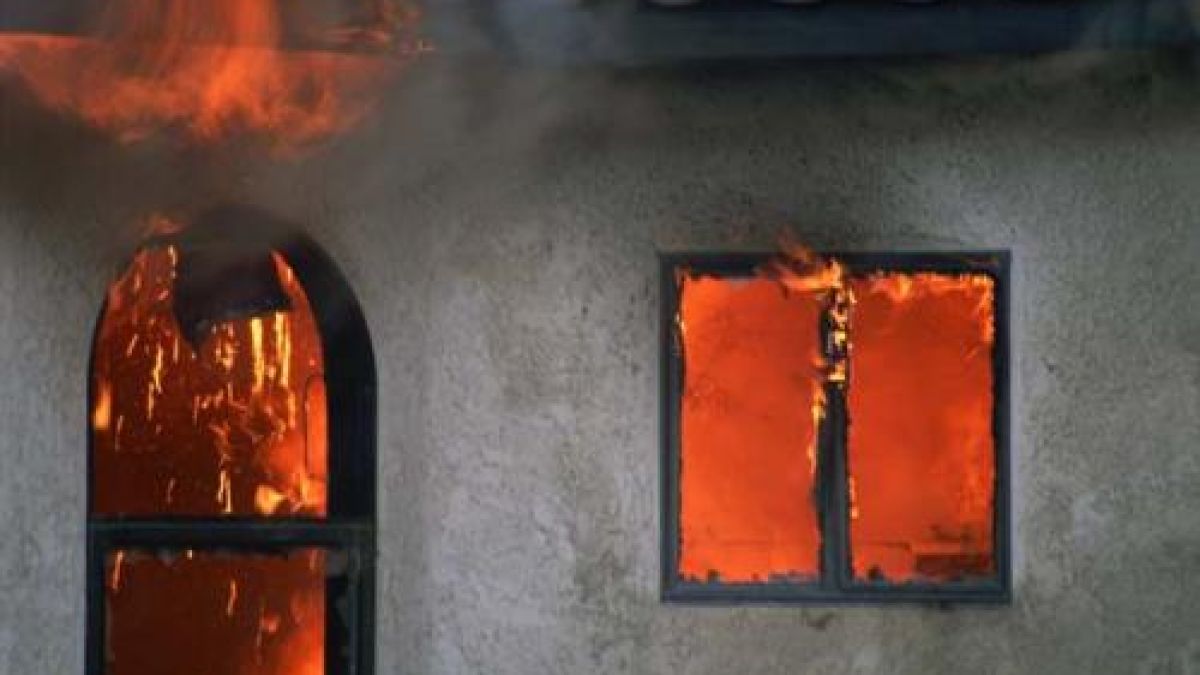 Гол се върна в горящо жилище за дрехите си и се задуши 