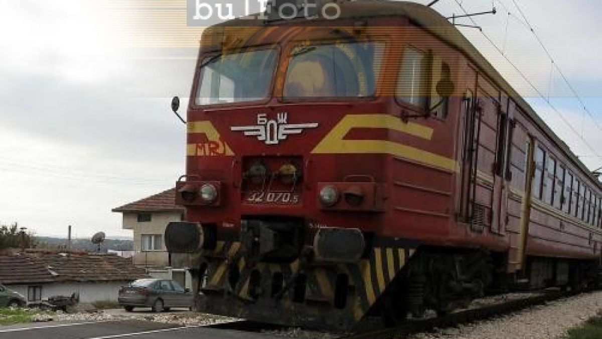 Влак връхлетя върху камион на бариера в Свиленград