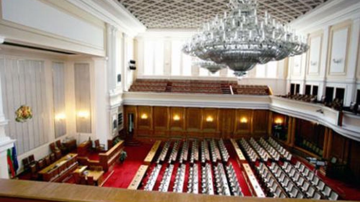 Михайлова, Миков и Дянков се скараха в парламента