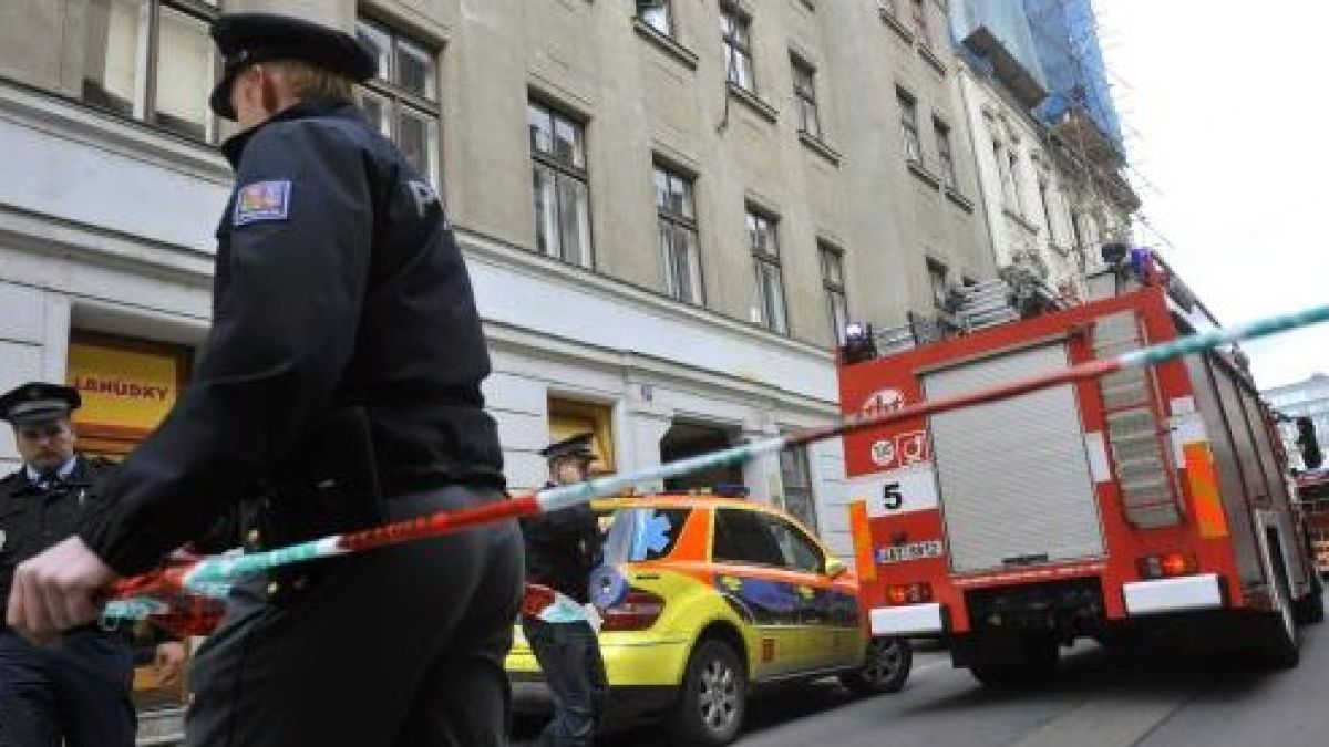 Спасителната операция в Прага все още без резултат