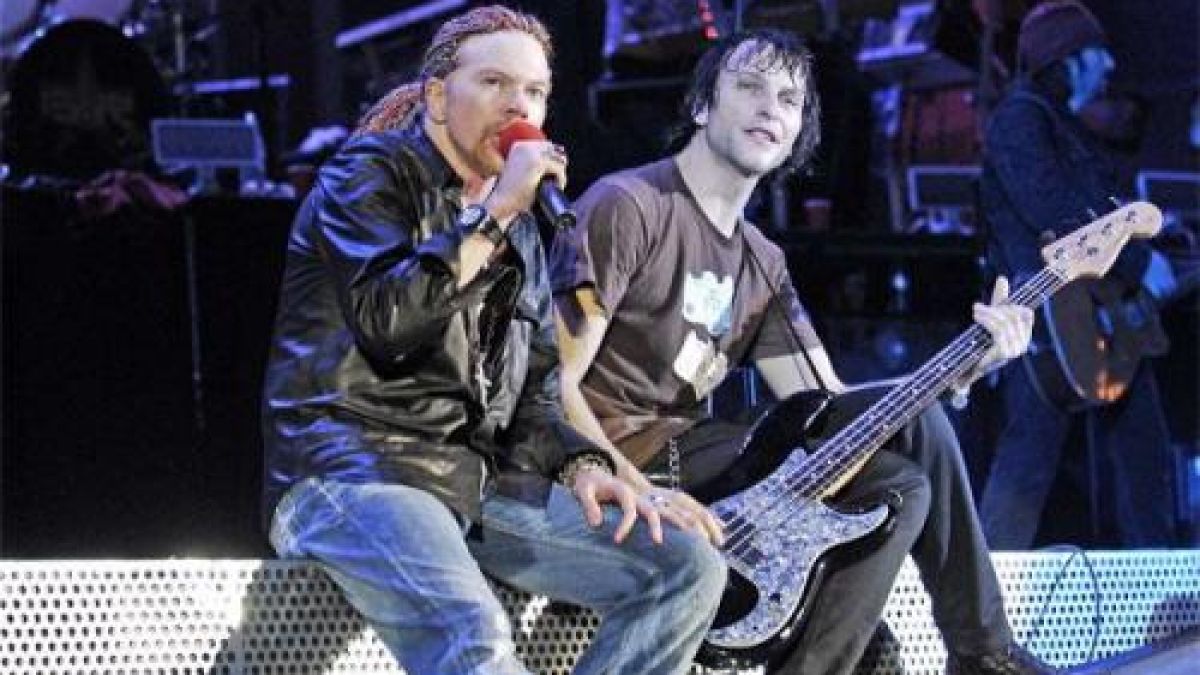 Съдят Guns N' Roses за 1 млн. долара