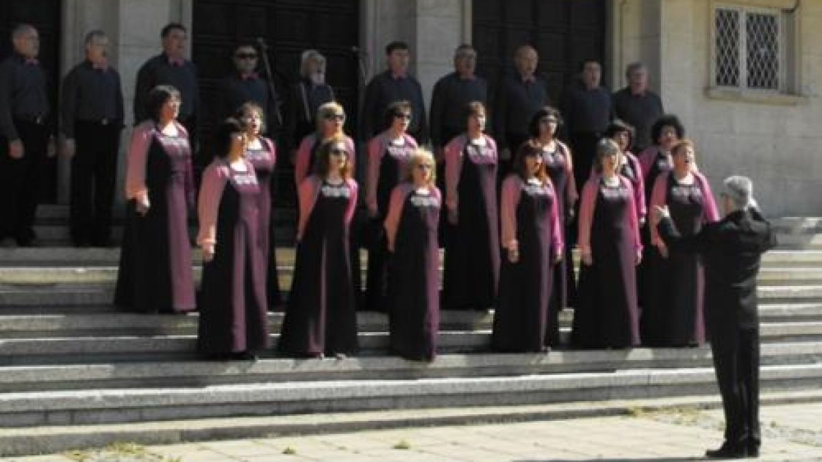 Шеф на панаир пя с църковни хористи