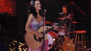 Кейти Пери дърпа кабела с "Unplugged"