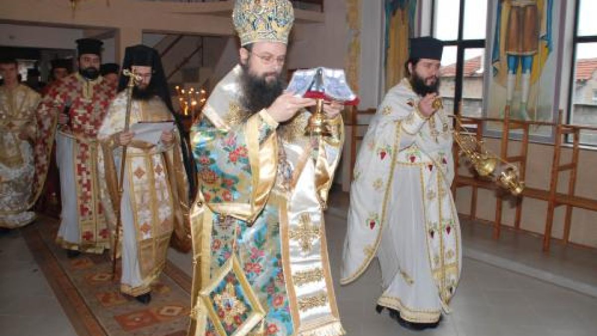 Шeст години молят владика да освети храм
