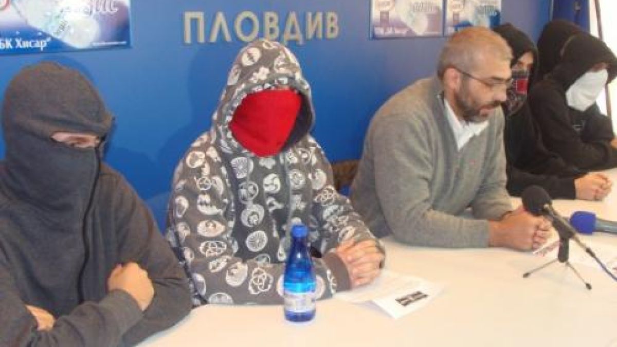 Маскирани леви откриха антинацистки фронт в Пловдив